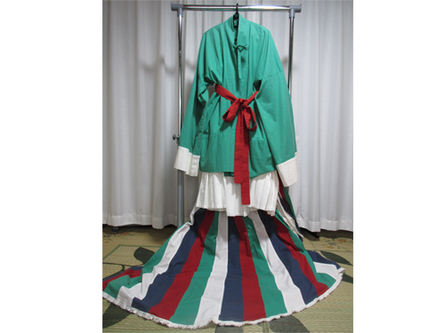 高松塚古墳の壁画に描かれた女官の衣裳